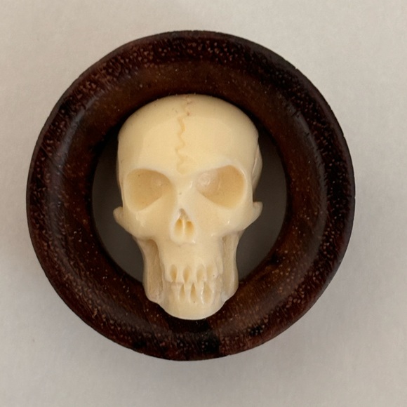 Carved Skull Inside Wooden Tunnel Gauge - Picture 6 of 7